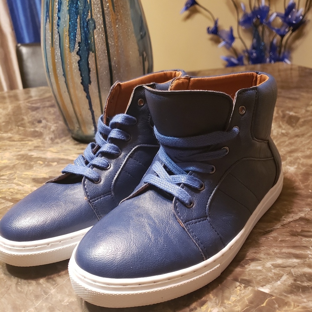 Shoes - Picture 2 of 3